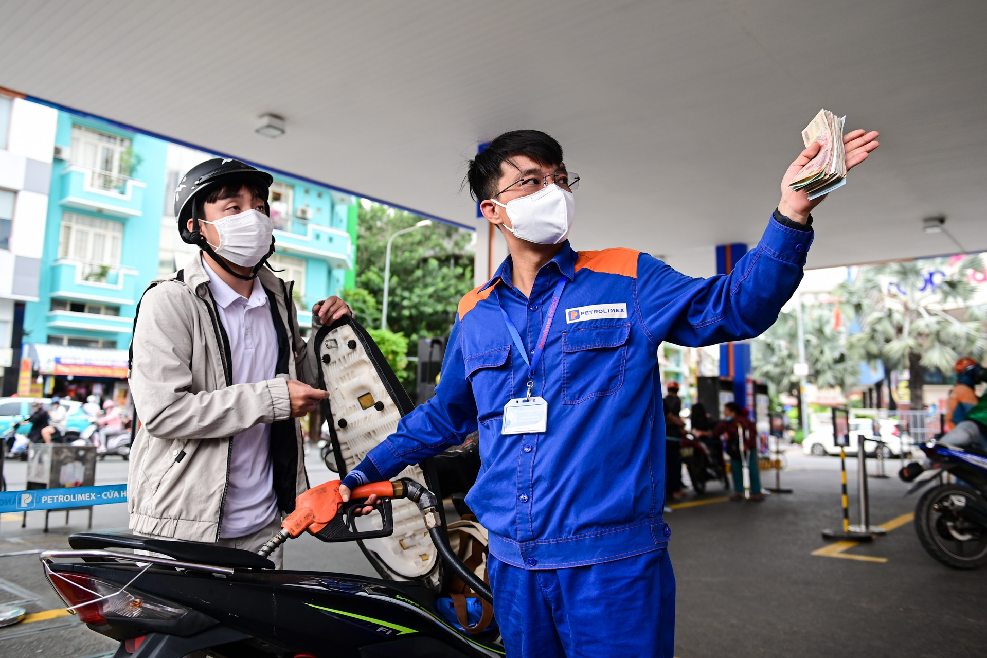 Giá xăng dầu hôm nay 12/4: Dầu thế giới giảm sâu, dầu diesel 1 tuần hạ 12.000 đồng/lít