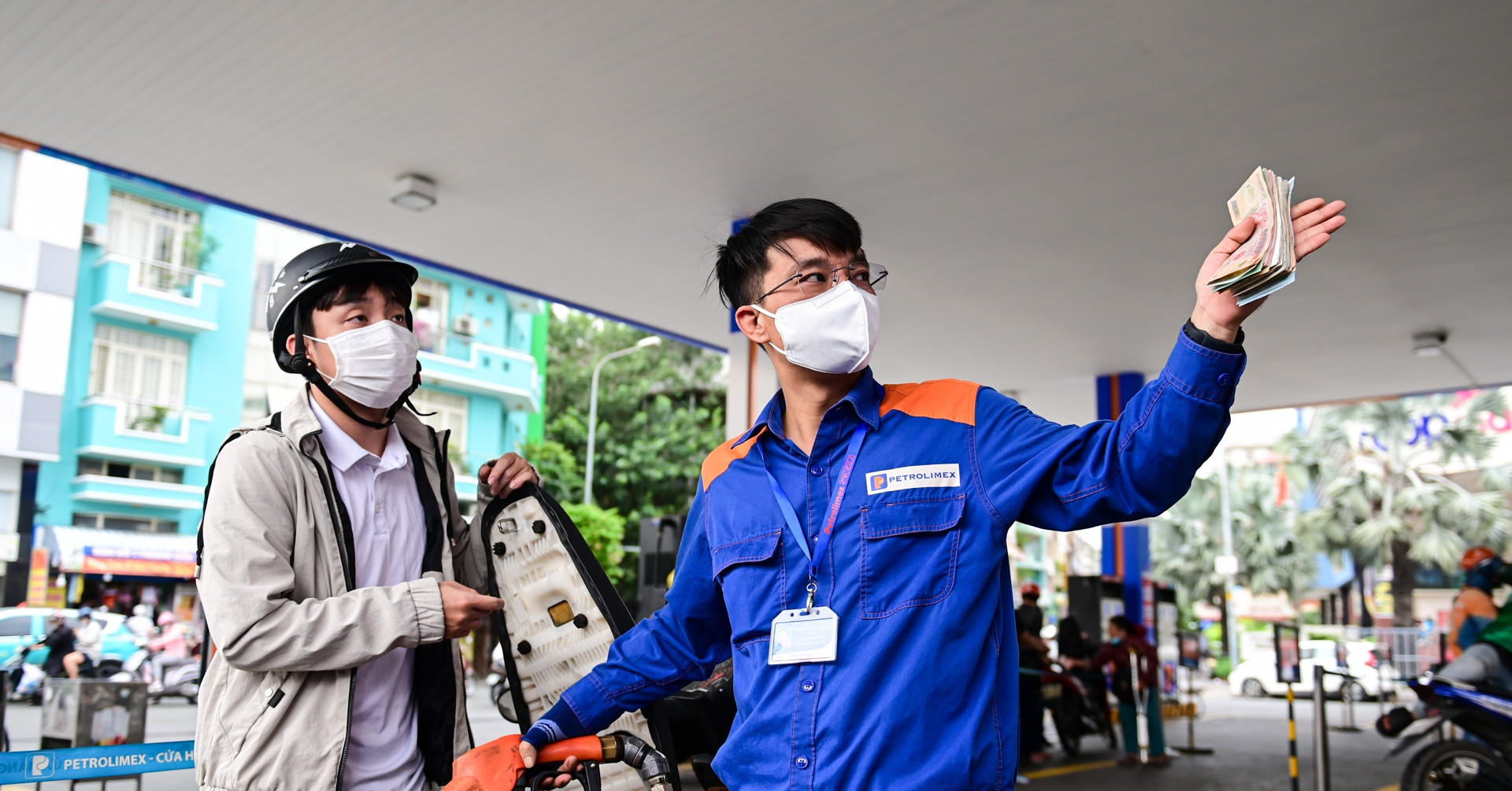 Giá xăng dầu hôm nay 12/4: Dầu thế giới giảm sâ...