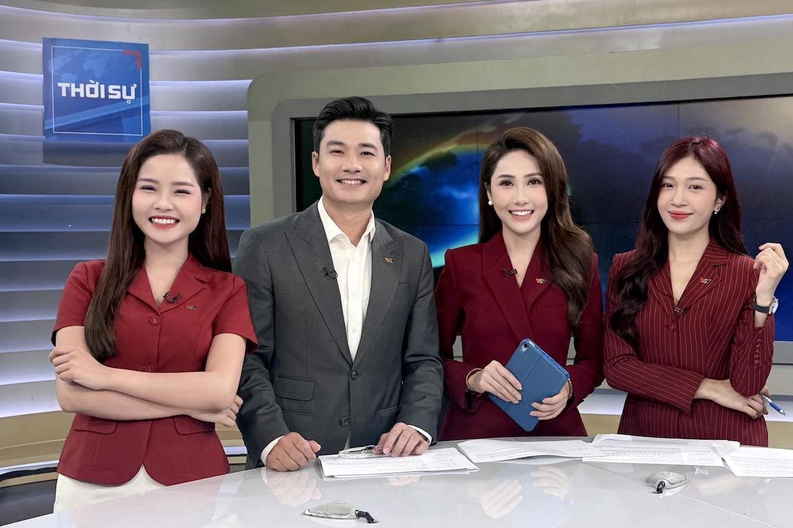 MC thời sự VTV khoe ảnh 'đẹp trai nhất', hoa hậu Tiểu Vy xinh như một nữ thần