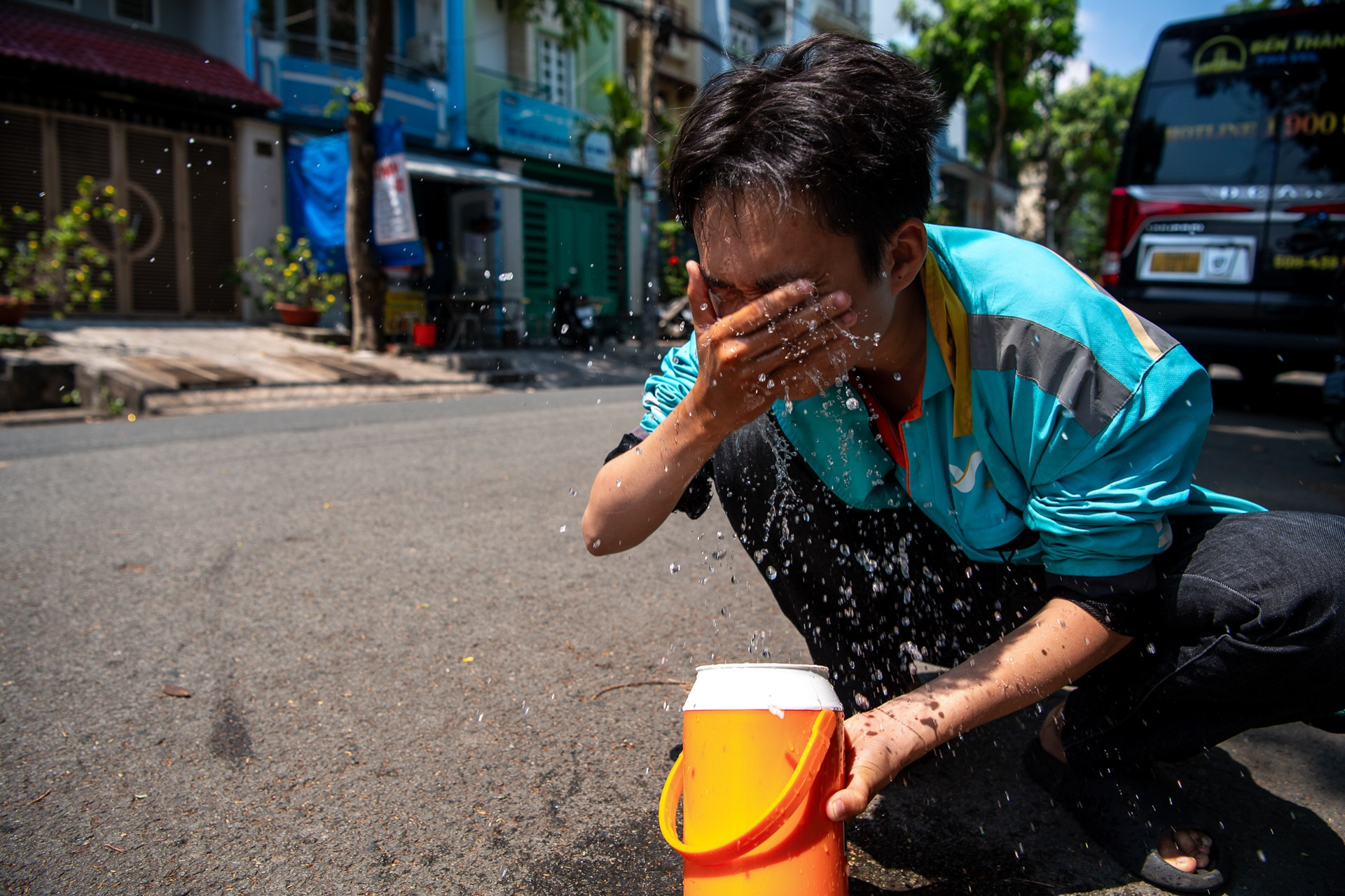 Nắng nóng đỉnh điểm, người dân vật lộn mưu sinh