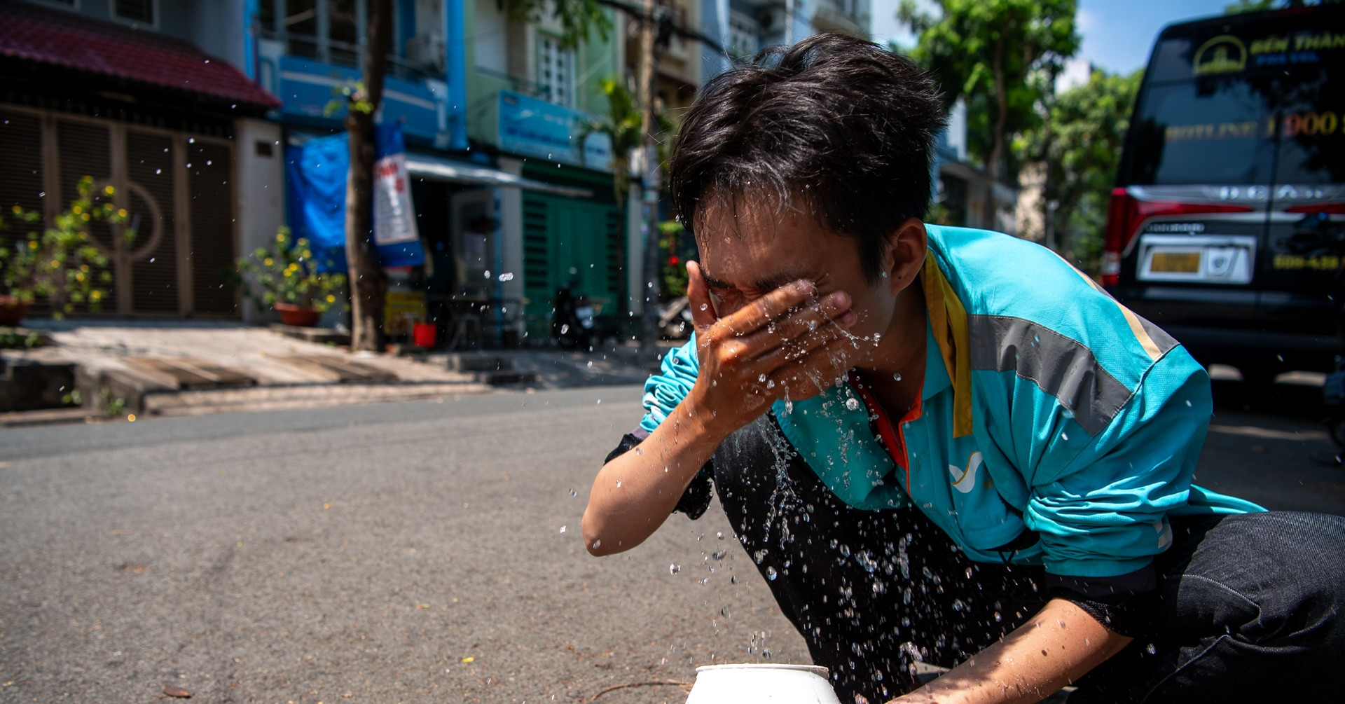 Nắng nóng đỉnh điểm, người dân vật lộn mưu sinh