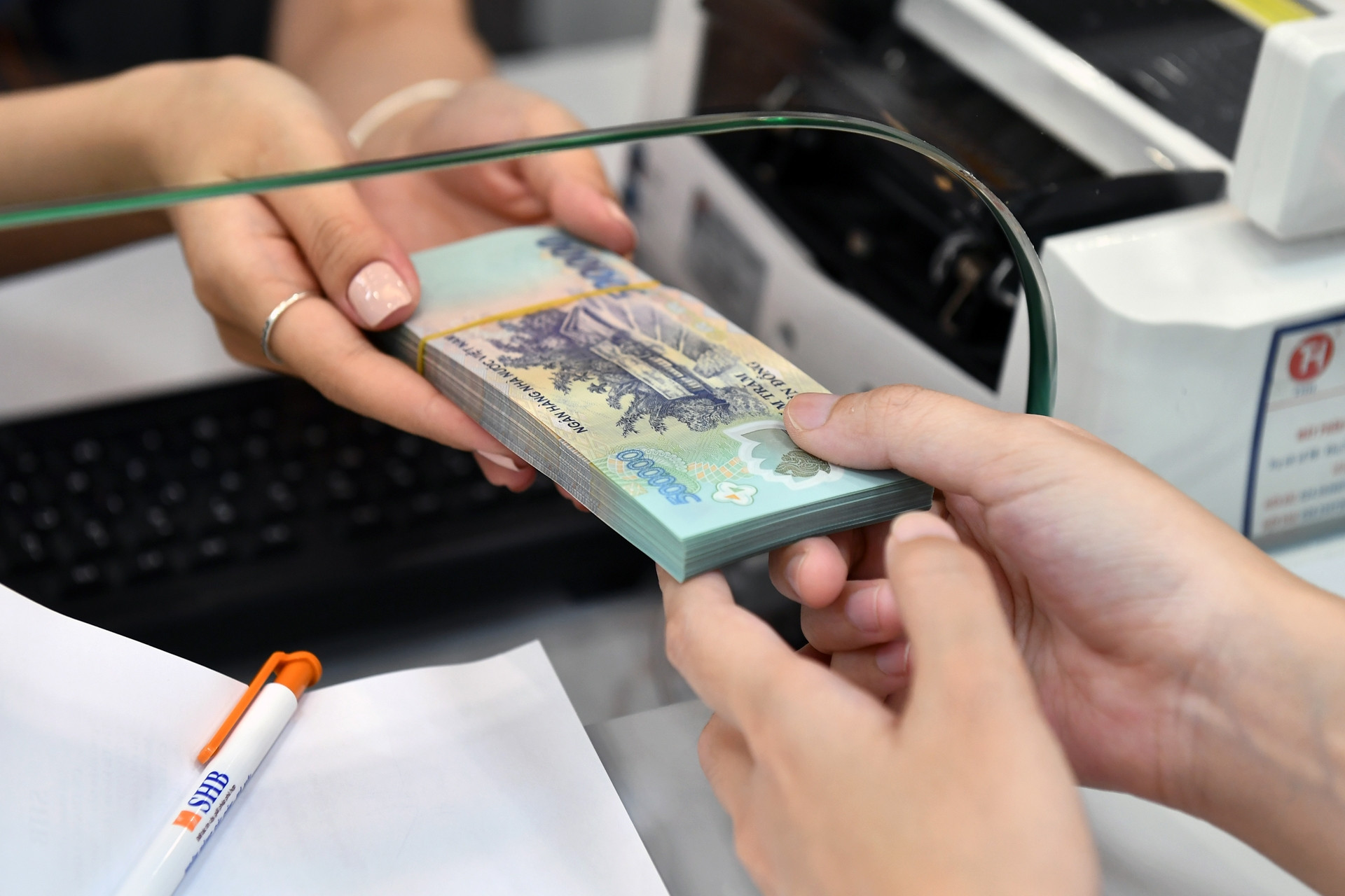 Ngân hàng đồng loạt giảm lãi suất; đột xuất thanh tra một doanh nghiệp vàng