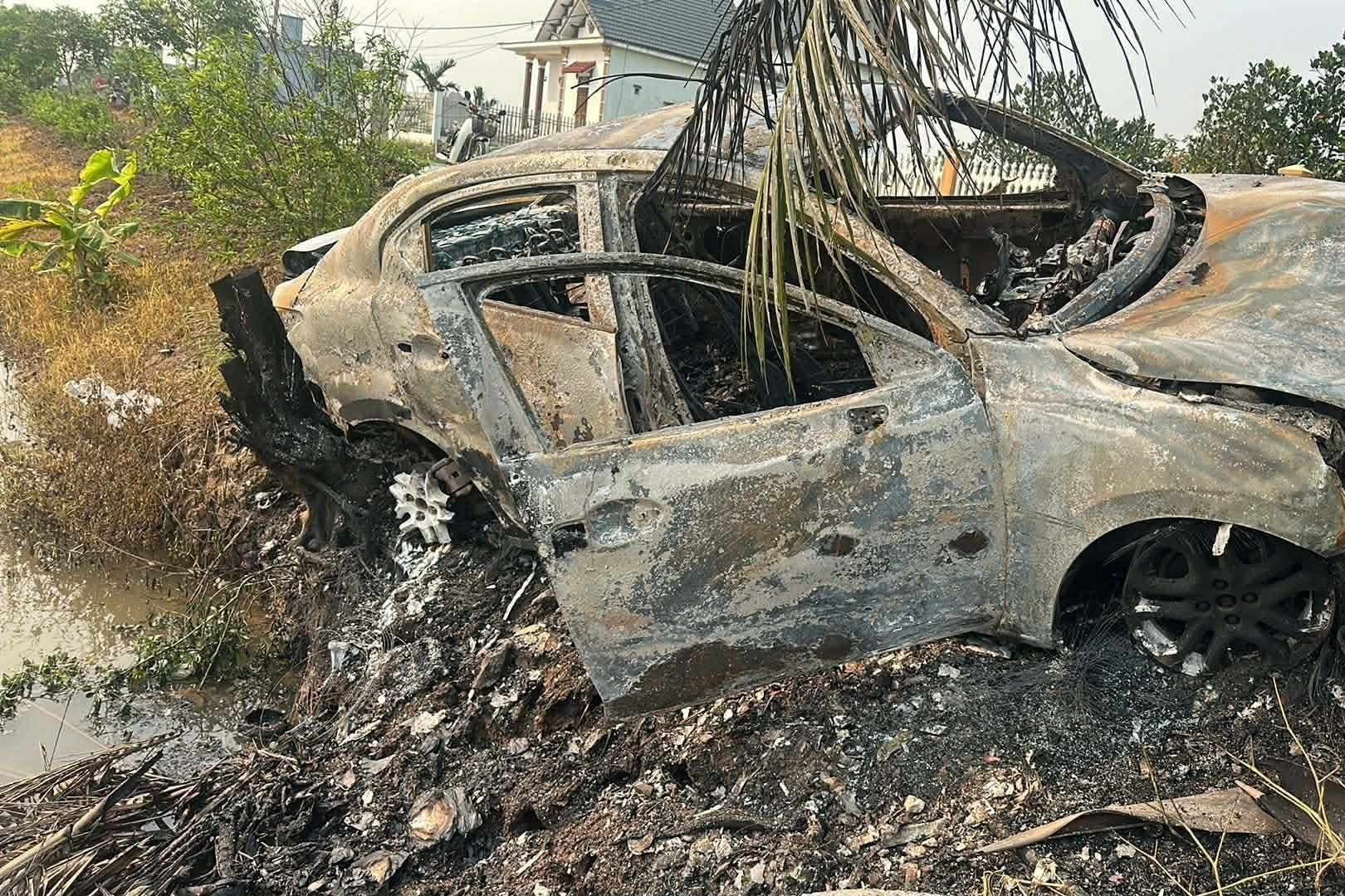 Ô tô chở 2 người bất ngờ bốc cháy ngùn ngụt, trơ khung