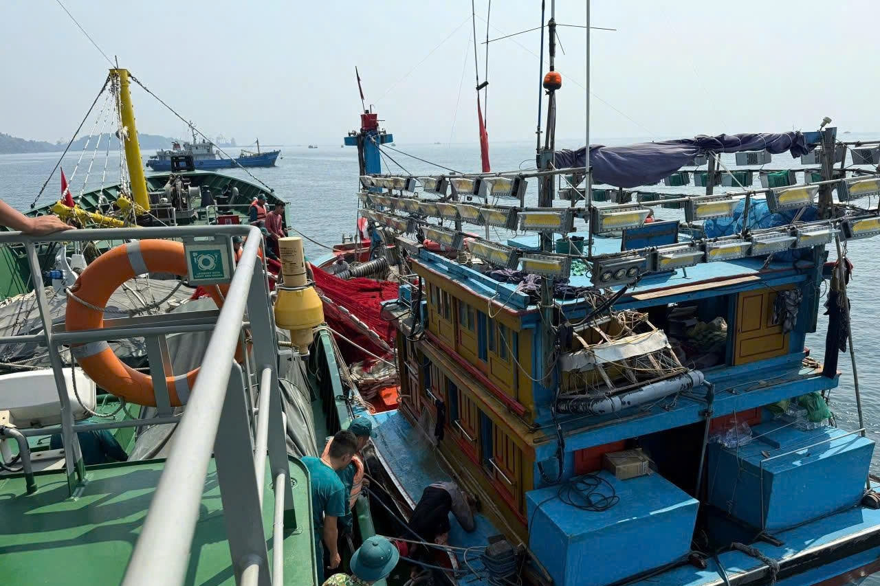  Tàu gặp nạn giữa biển, 12 người phát tín hiệu cầu cứu 