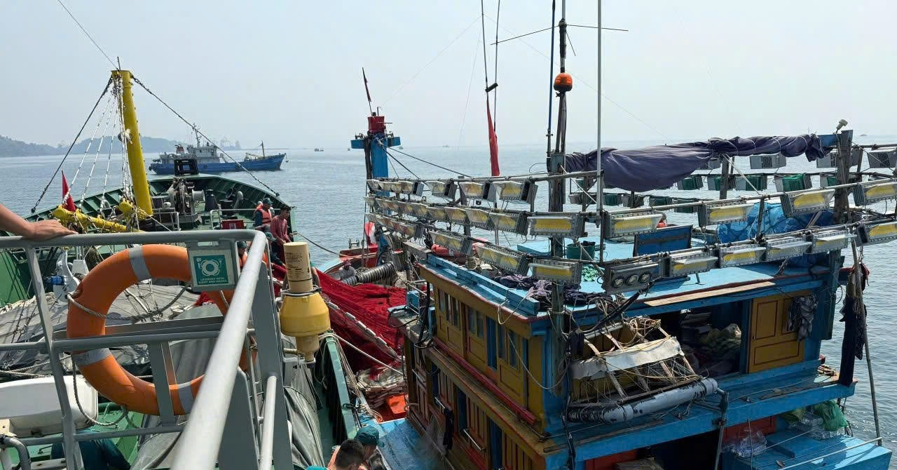 Tàu gặp nạn giữa biển, 12 người phát tín hiệu cầu cứu