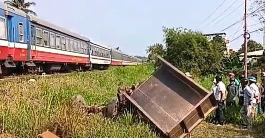 Hiện trường vụ va chạm giữa tàu hỏa và xe công nông, 3 người thương vong