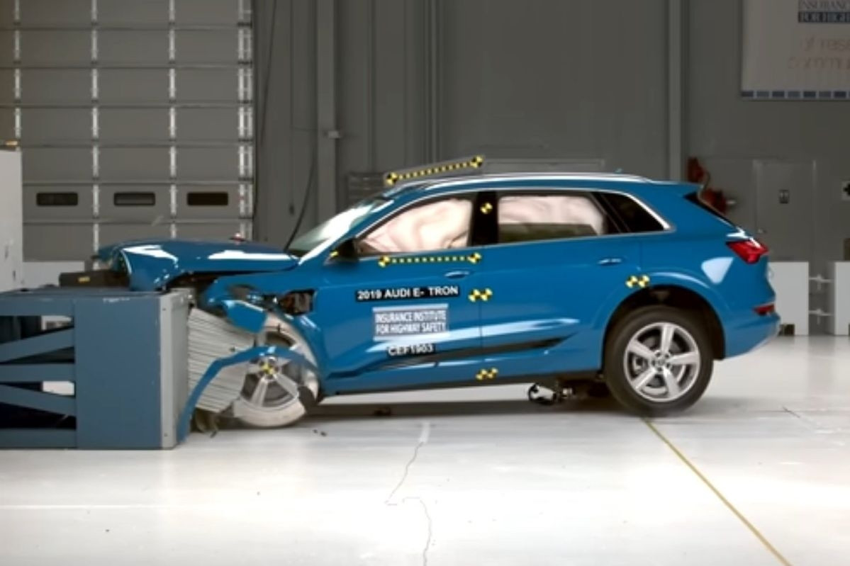  Vì sao xe điện thường đánh bại xe xăng trong các bài thử nghiệm va chạm? 
