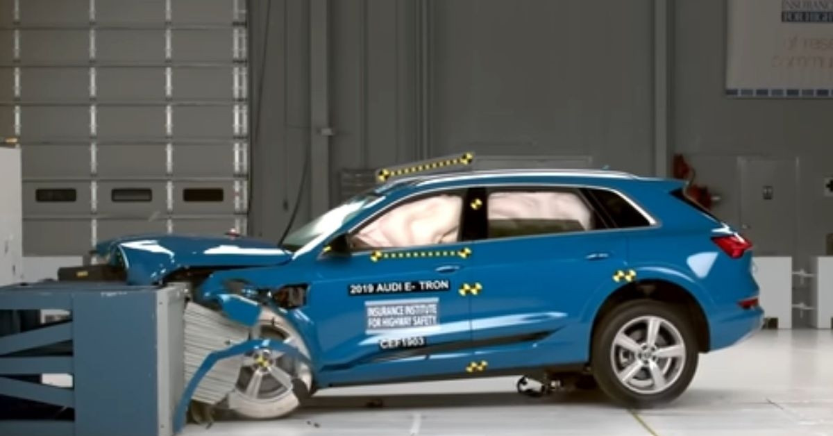 Vì sao xe điện thường đánh bại xe xăng trong các bài thử nghiệm va chạm? vietnamnet.vn