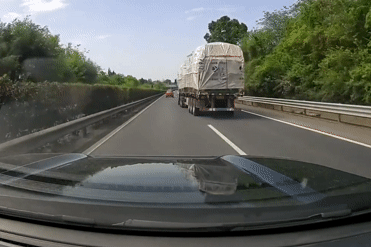 Xe tải chuyển làn như chỗ không người khiến xế hộp phía sau lật ngửa