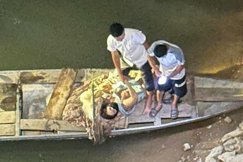 Bản tin sáng 13/4: Người đàn ông lao xuống sông cứu 2 mẹ con nhảy cầu ở Nghệ An