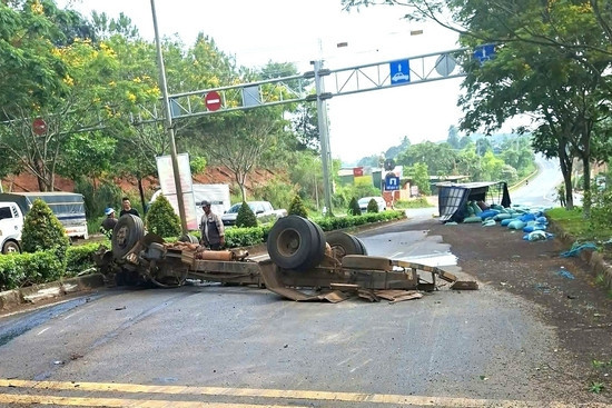 Bản tin cuối ngày 13/4: Xe tải chở 2 người lật ngửa trên quốc lộ, cabin đứt lìa