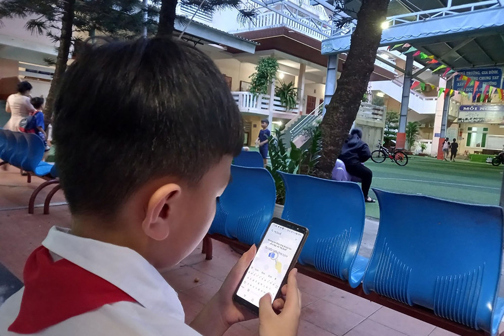 Bảo vệ trẻ em trên mạng: Cấm đoán hay trao quyền?