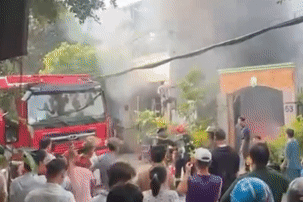 Cháy dữ dội tại TPHCM, 14 xe máy bị thiêu rụi