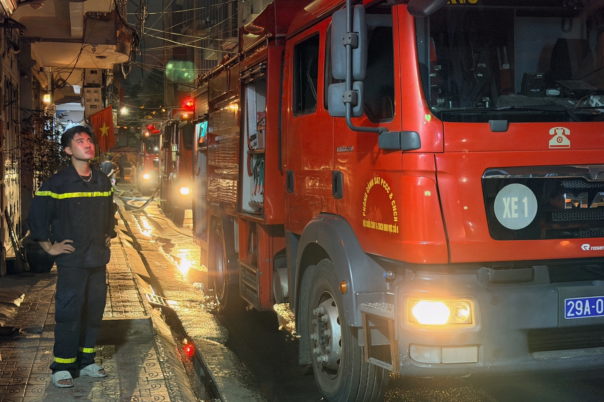 Cháy nhà 5 tầng trong đêm ở Hà Nội