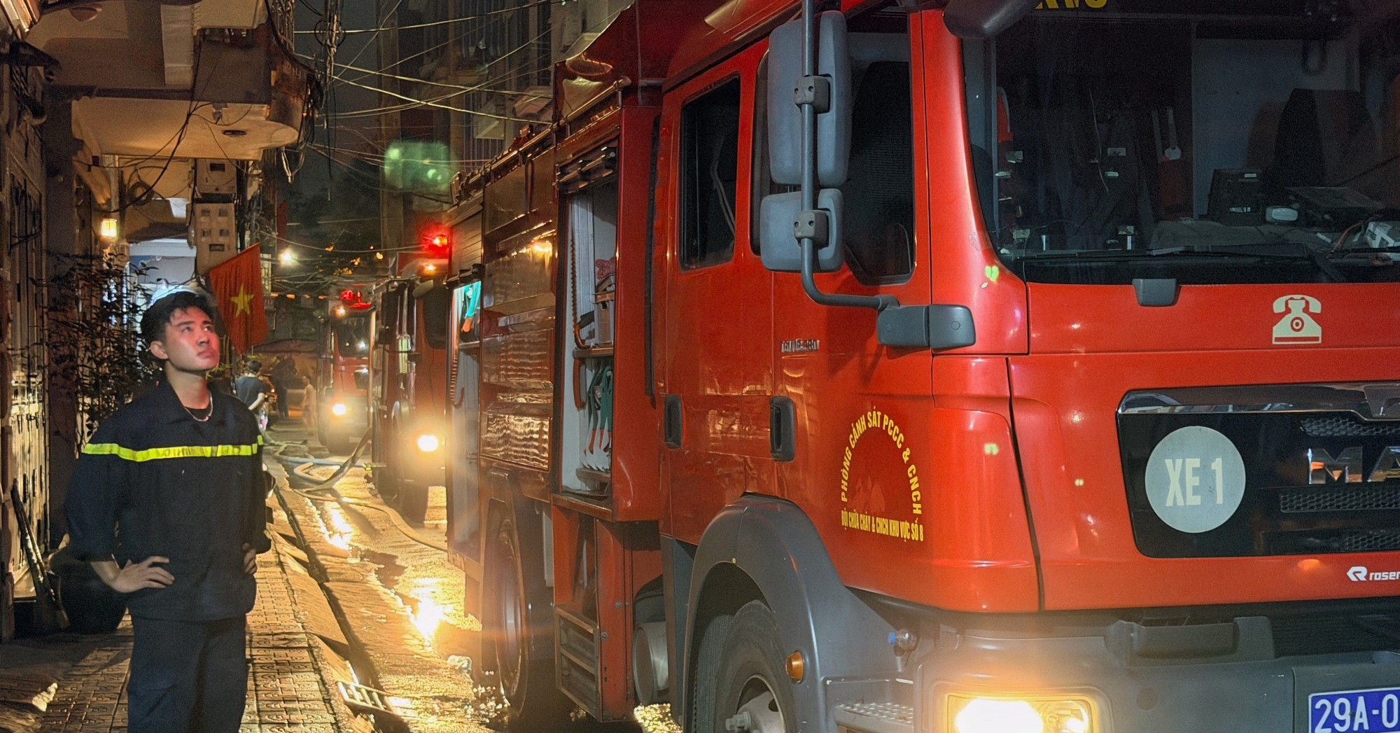 Cháy nhà 5 tầng trong đêm ở Hà Nội, 5 người mắc kẹt