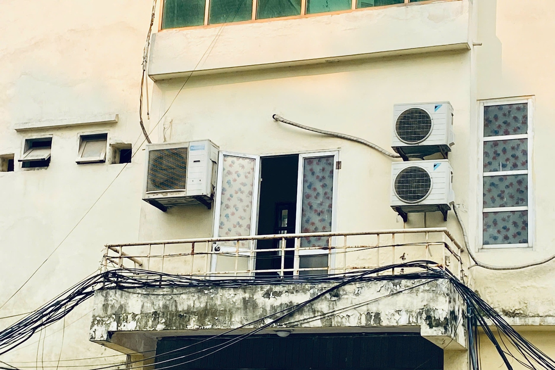 Cháy nhà khóa trái cửa ở TPHCM, 3 người thoát nạn qua lối trổ ban công tầng 2