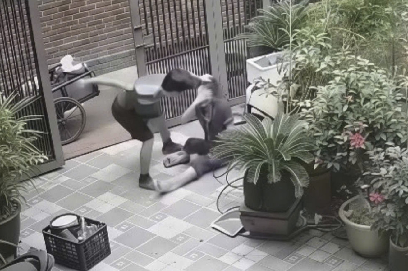 Clip chồng đánh đập, túm tóc kéo lê vợ từ sân vào nhà khiến người xem phẫn nộ