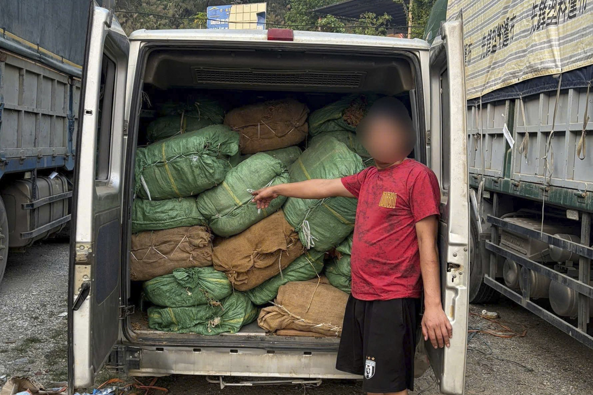 Công an kiểm tra 2 xe ô tô, phát hiện sự thật 5 tấn hàng bên trong