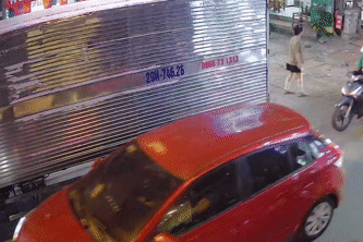 Đâm loạt xe ở Hà Nội, nữ tài xế hoảng loạn, gục trên vô lăng