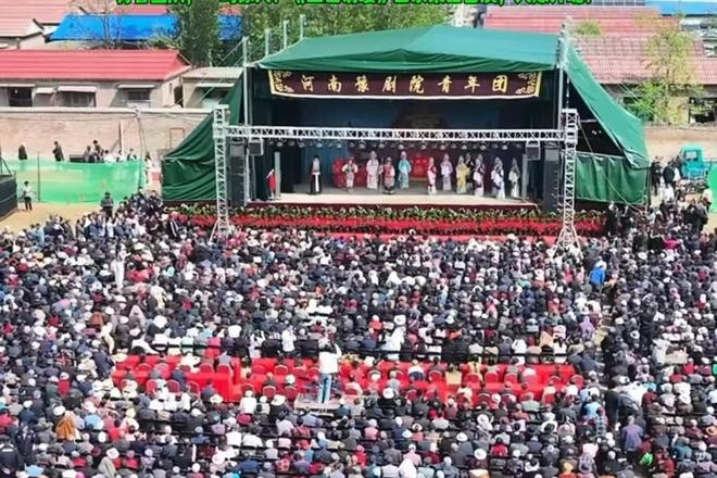 Doanh nhân chi hơn 1,9 tỷ đồng mừng thọ cha, mời cả làng xem kịch miễn phí