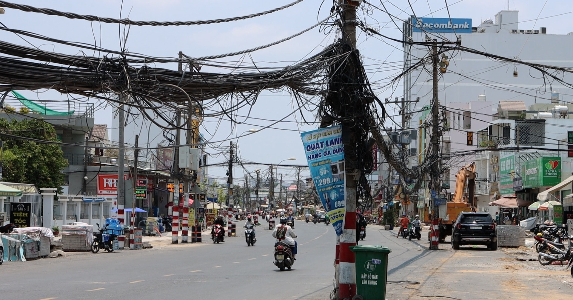 Đường nghìn tỷ sắp về đích, dân mong sớm di dời hàng trăm cột điện án ngữ