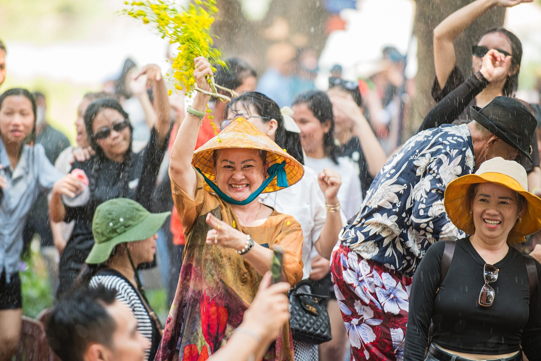 Hàng nghìn du khách về Buôn Đôn ‘té nước’ cùng người Lào ở Đắk Lắk