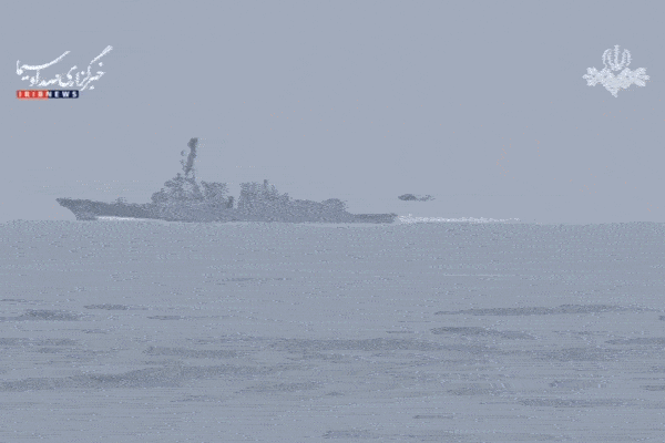 Iran đáp trả tuyên bố của ông Trump, tung video chặn tàu chiến Mỹ ở Hormuz