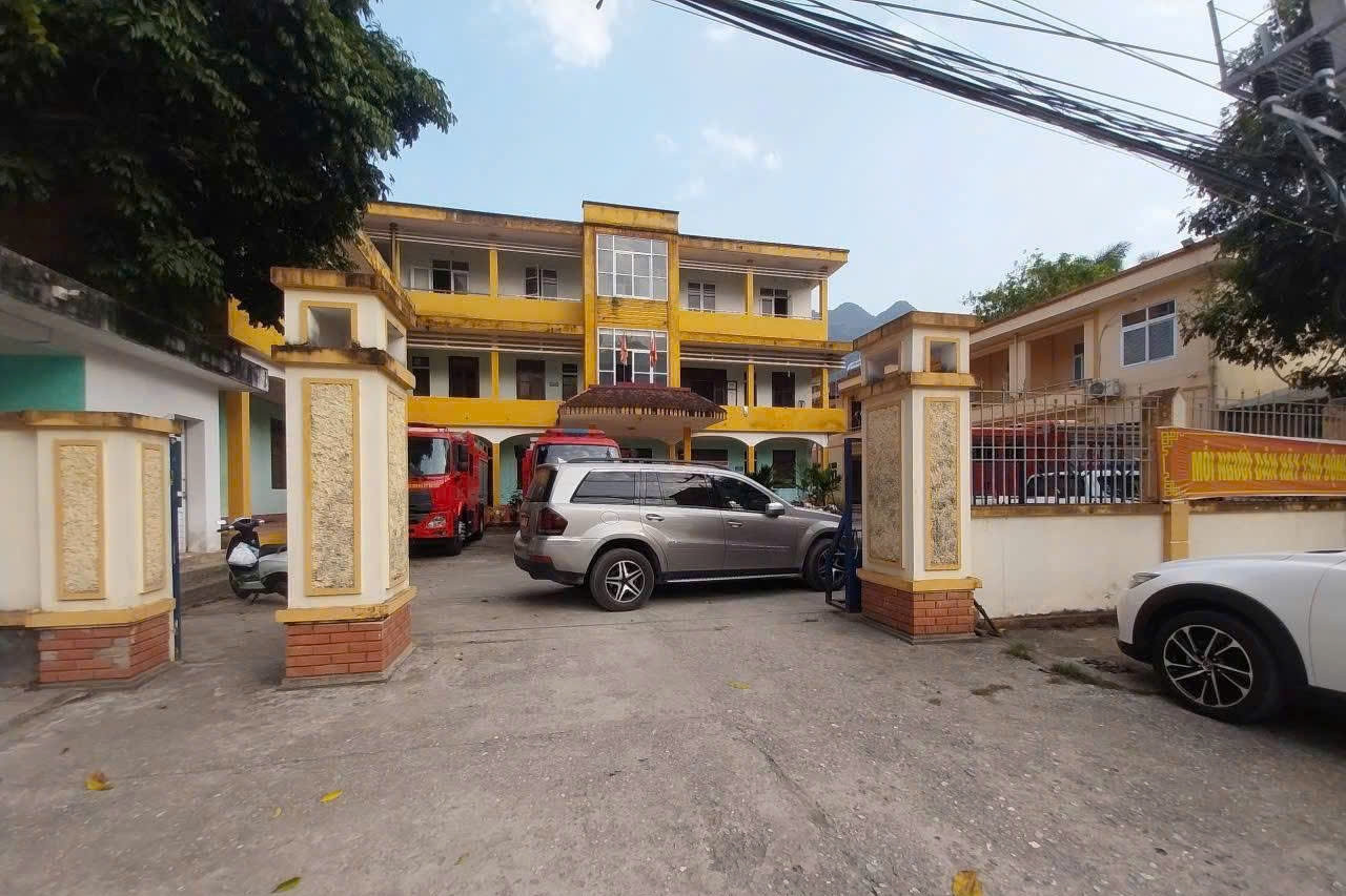 Khởi tố tài xế đỗ ô tô Mercedes chắn cổng trạm CSGT suốt 4 giờ