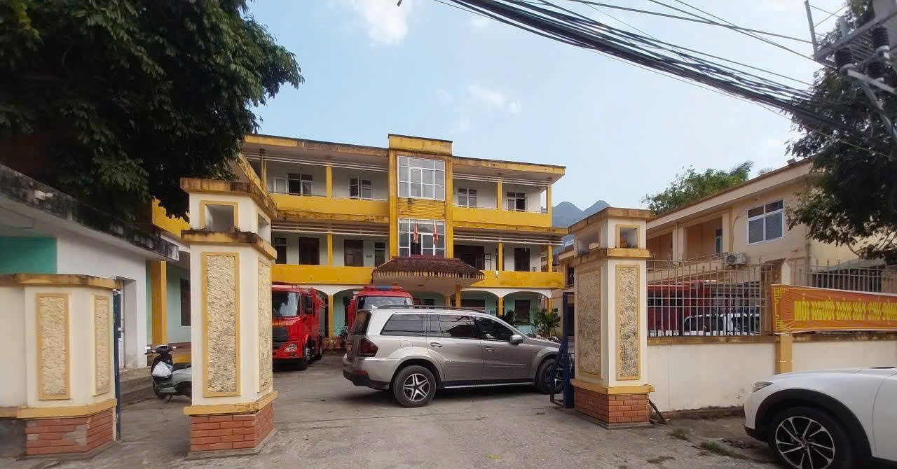 Khởi tố tài xế đỗ ô tô Mercedes chắn cổng trạm CSGT suốt 4 giờ