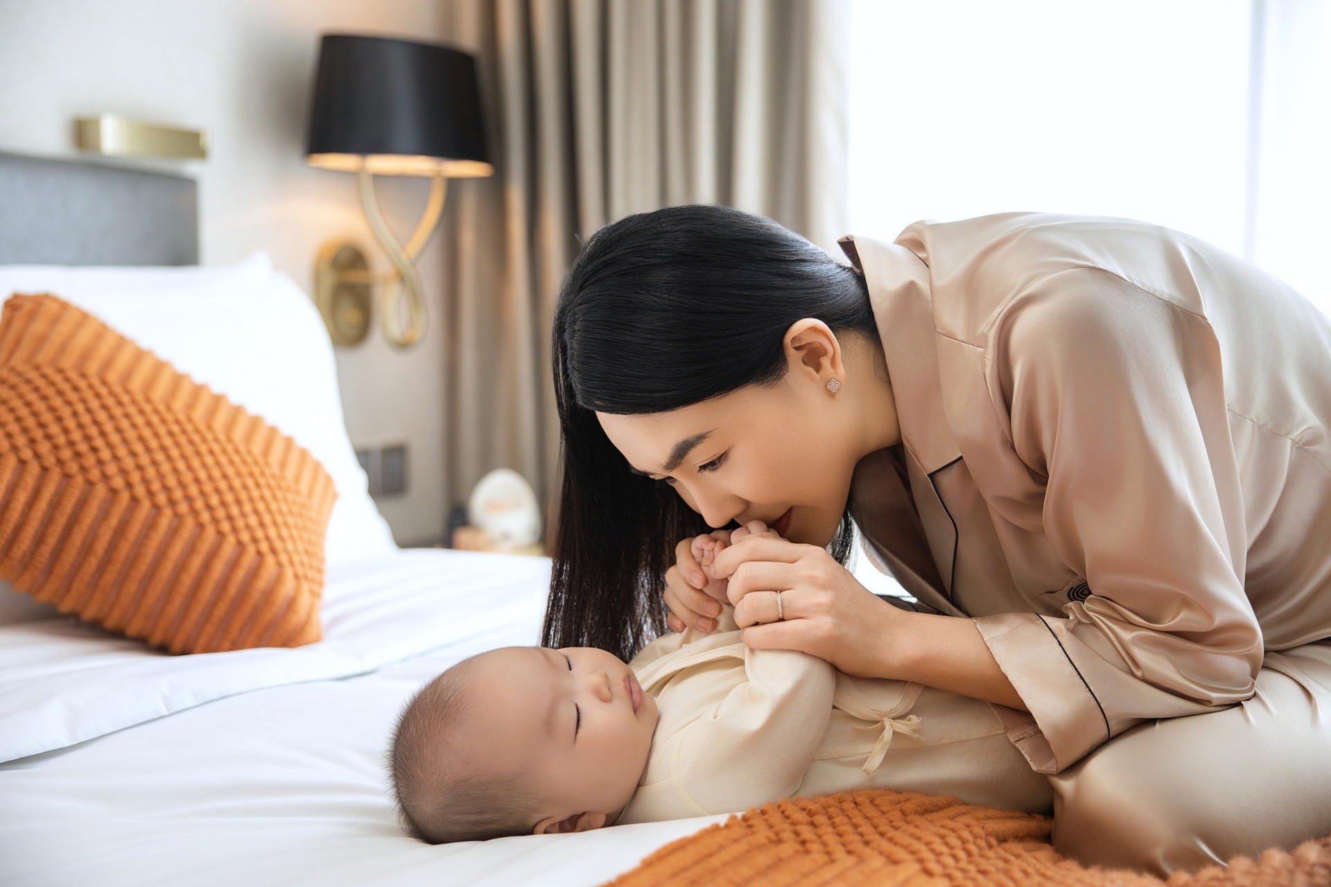 Ở cữ thời hiện đại: mẹ bỉm sữa chọn chăm sóc sau sinh khoa học và toàn diện