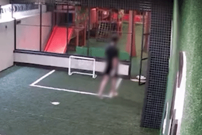  Thiếu niên bị điện giật dính chặt cửa sắt, bạn lao vào cứu suýt gặp nạn 