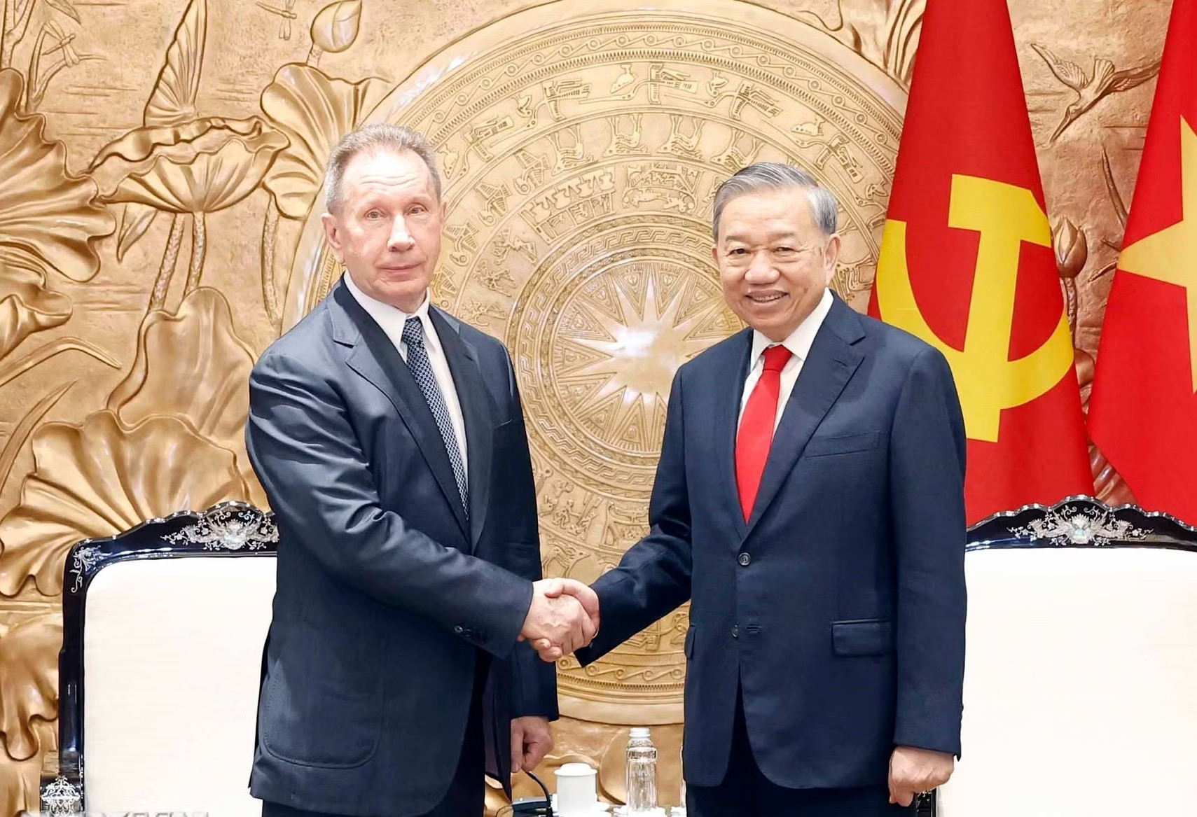 tong bi thu chu tich nuoc to lam tiep giam doc co quan ve binh quoc gia lien bang nga 8698619 2.jpg