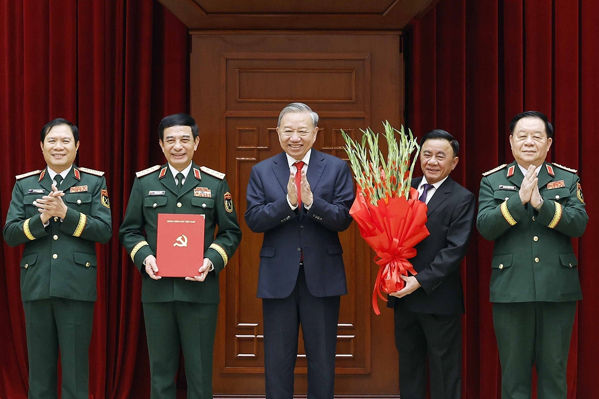 Tổng Bí thư, Chủ tịch nước trao quyết định của Bộ Chính trị về công tác cán bộ