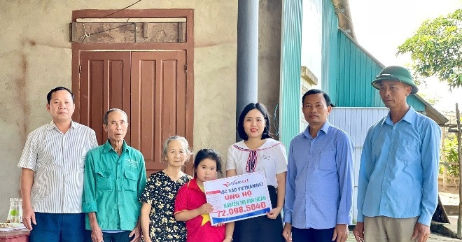 Trao 72 triệu đồng tới bé Kim Ngân bị bại não, mồ côi cha ở Hà Tĩnh