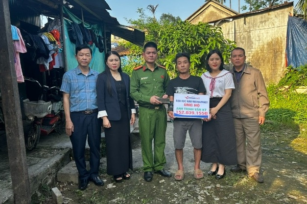 Trao hơn 152 triệu đồng bạn đọc ủng hộ người cha tật nguyền nuôi con nhỏ