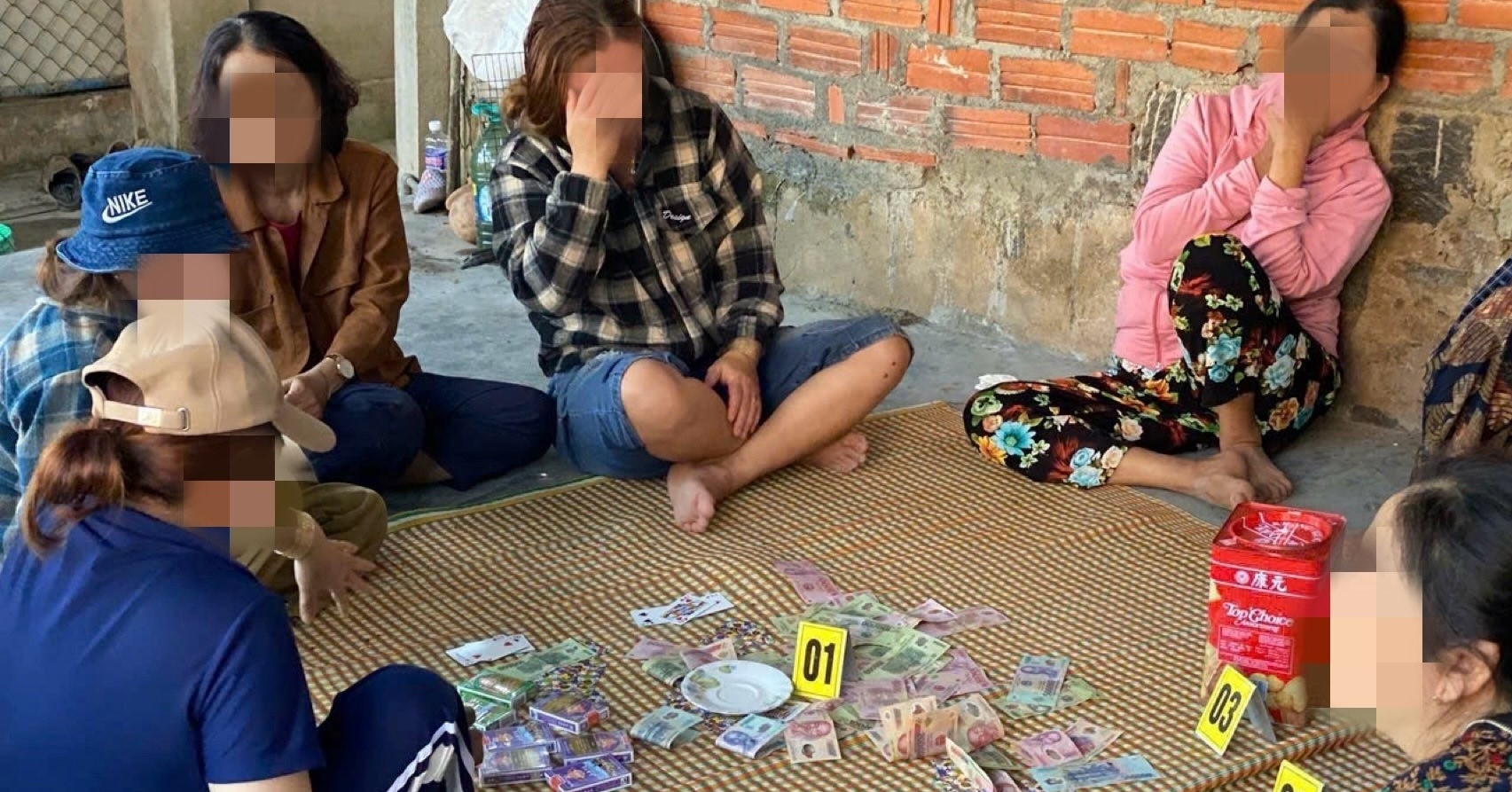 Triệt phá sòng bạc dưới hiên nhà, nhiều phụ nữ bị khởi tố