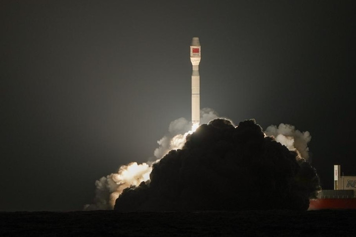 Trung Quốc phóng tên lửa trên biển, đưa vệ tinh thử nghiệm Internet lên quỹ đạo