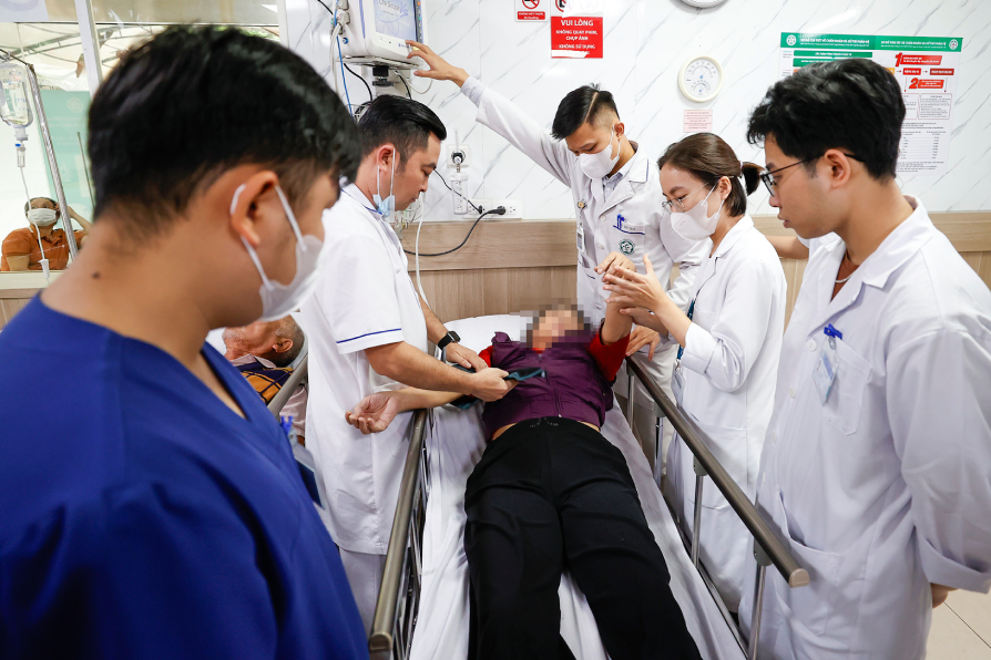 Từ dấu hiệu ‘rơi dao, nói ngọng’, nam sinh viên nhanh trí cứu bà đột quỵ