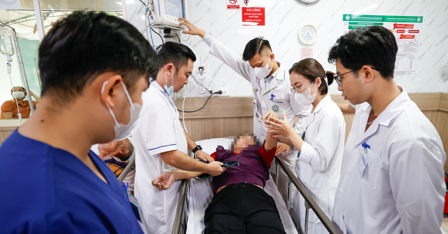 Từ dấu hiệu ‘rơi dao, nói ngọng’, nam sinh viên nhanh trí cứu bà đột quỵ