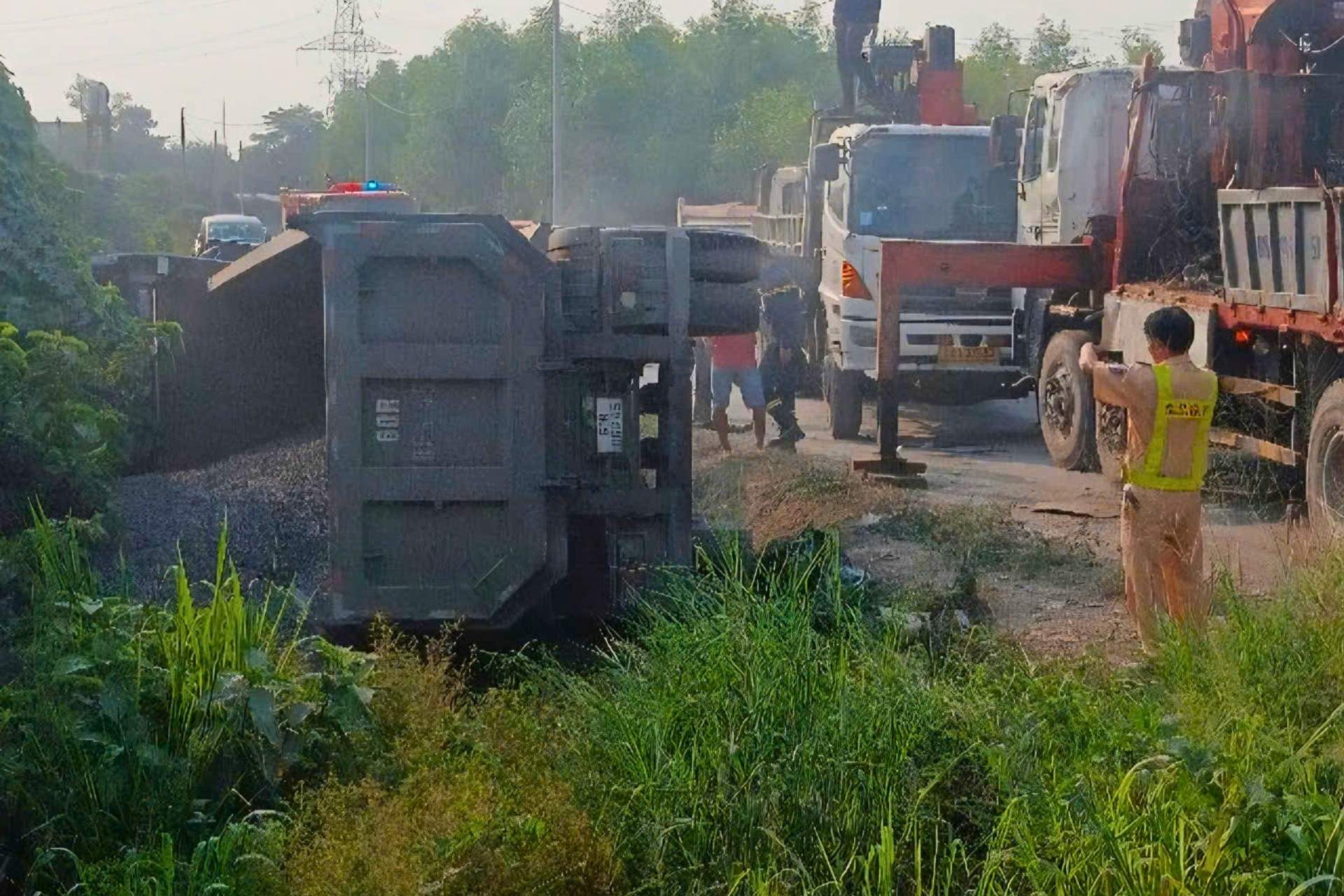 Vệt phanh 50m tại hiện trường vụ xe đầu kéo lật đè ô tô con làm tài xế tử vong