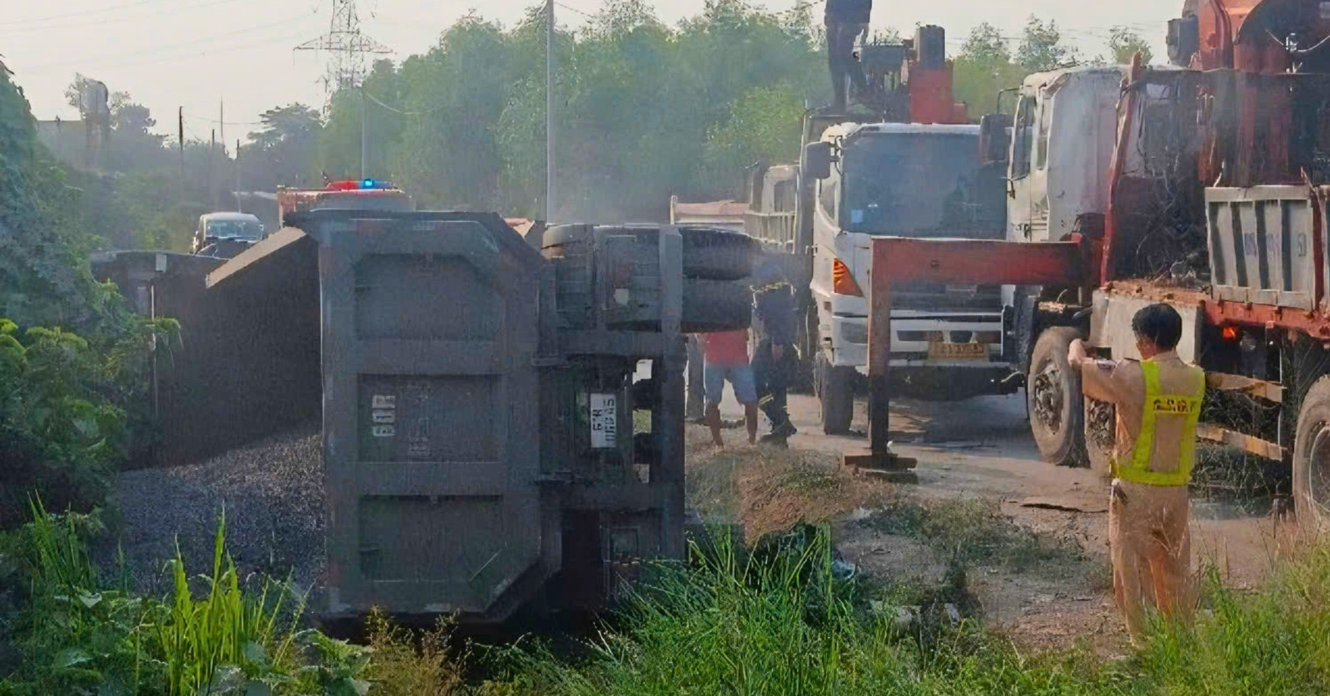 Vệt phanh 50m tại hiện trường vụ xe đầu kéo lật đè ô tô con làm tài xế tử vong