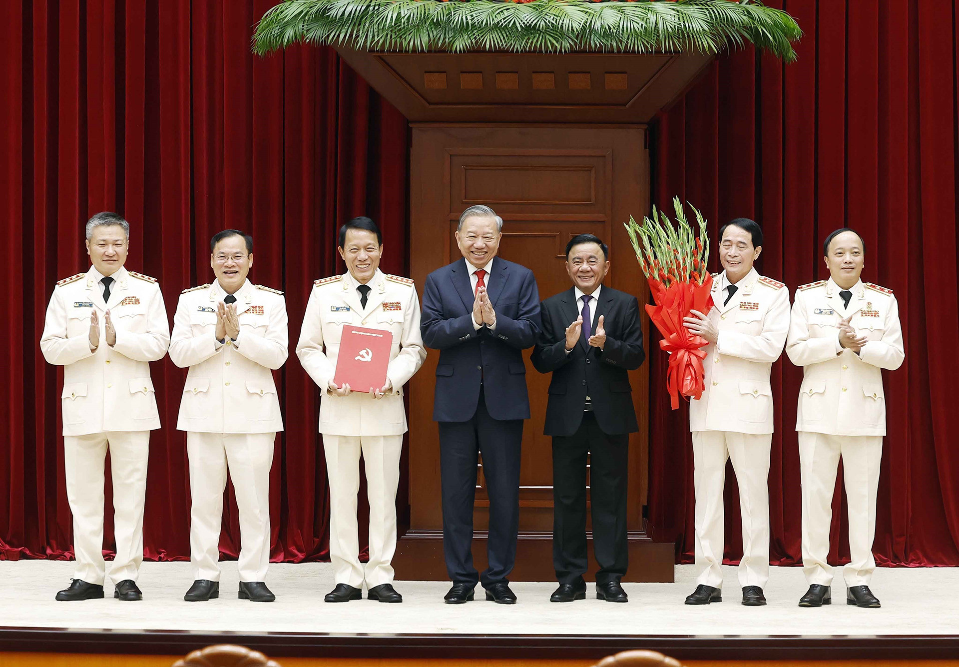 vnapotalhoinghicongboquyetdinhcuabochinhtrivecongtaccanbo8698047 17760681926291947460351.jpg