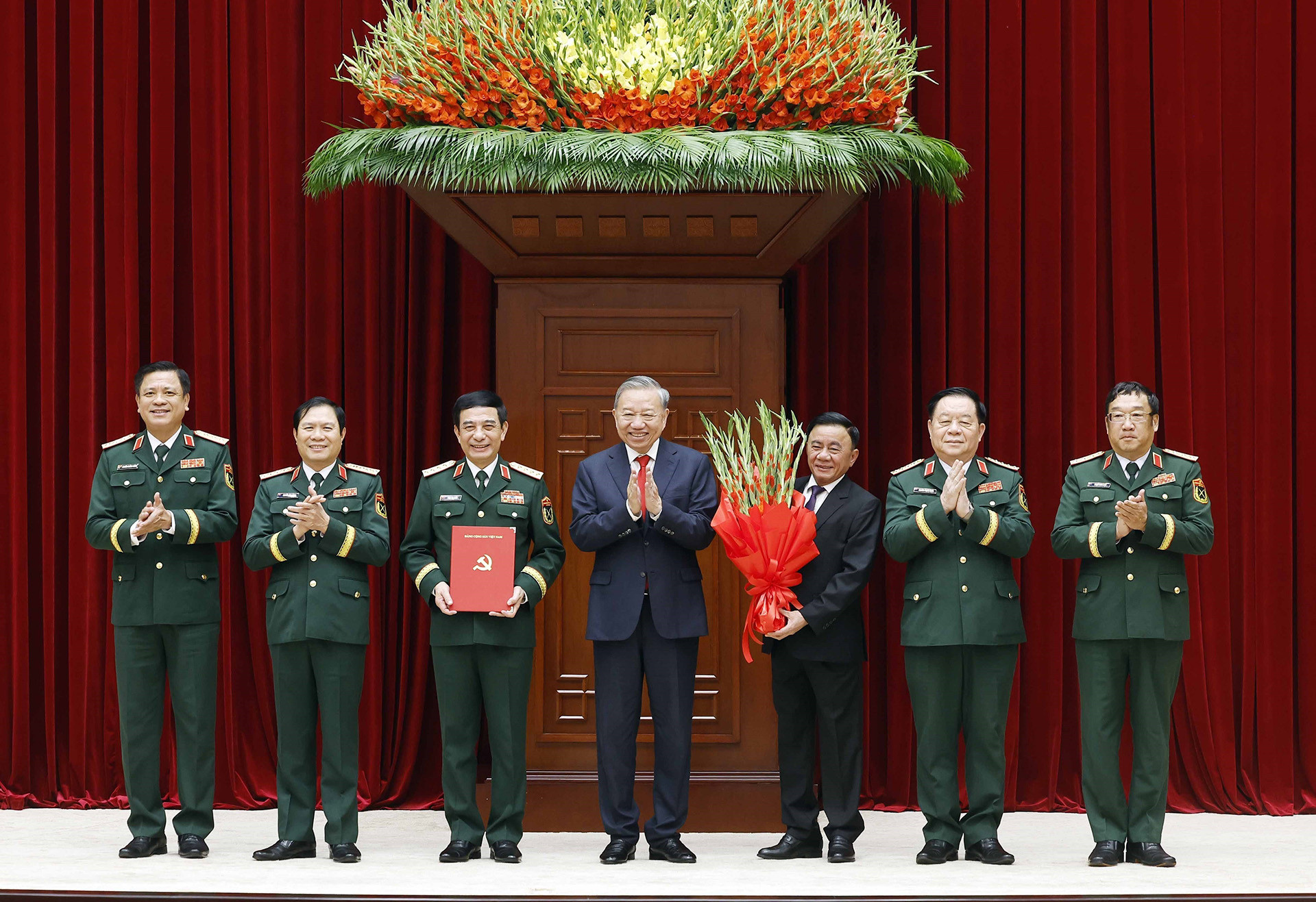 vnapotalhoinghicongboquyetdinhcuabochinhtrivecongtaccanbo8698053 1776068192641781486791.jpg