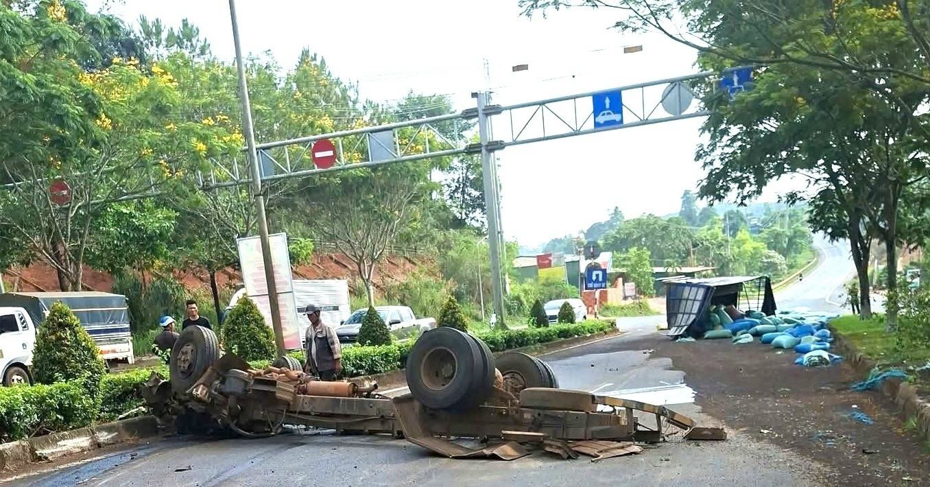 Xe tải chở 2 người lật ngửa trên quốc lộ, cabin đứt lìa