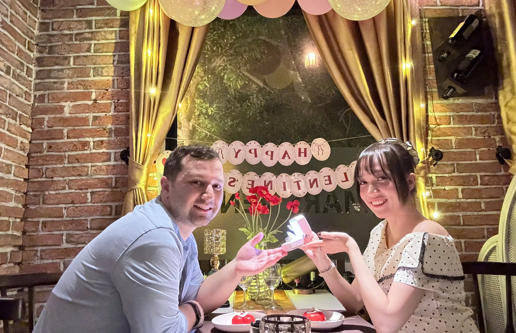 Yêu xa hơn 1 năm, bạn trai Mỹ bay 15.000km tới TPHCM, cô gái vẫn tưởng 'bị lừa'