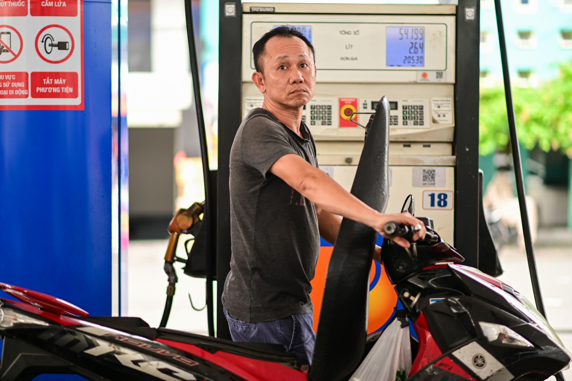 Giá xăng dầu hôm nay 14/4: Dầu thế giới quay đầu giảm, trong nước giá thấp