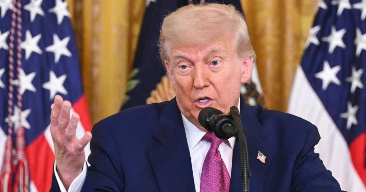 Ông Trump tuyên bố cứng rắn về phong tỏa Hormuz, giá dầu tăng vọt
