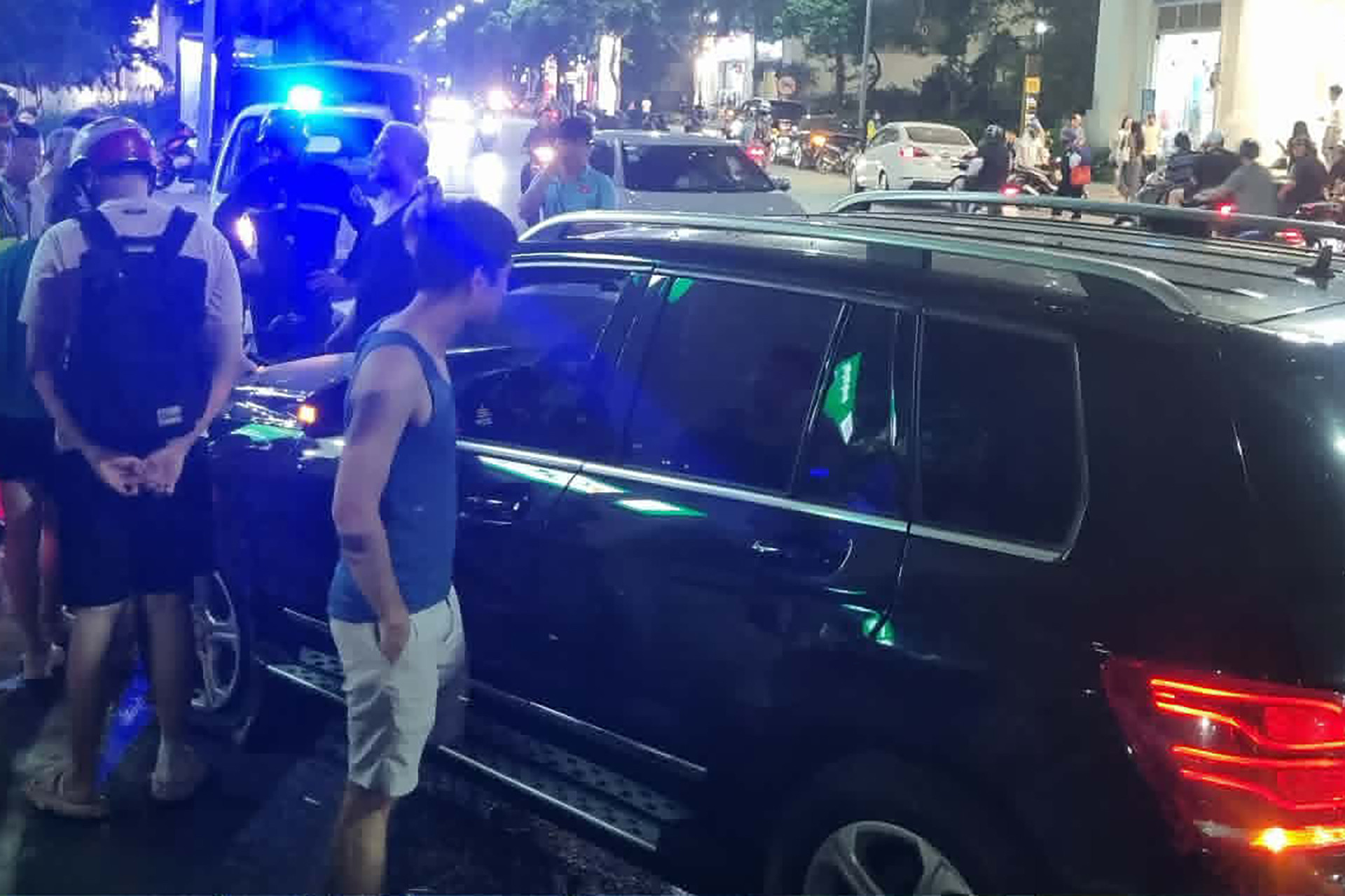  Ô tô Mercedes đâm liên hoàn 2 xe khác trong khu đô thị Hà Nội 