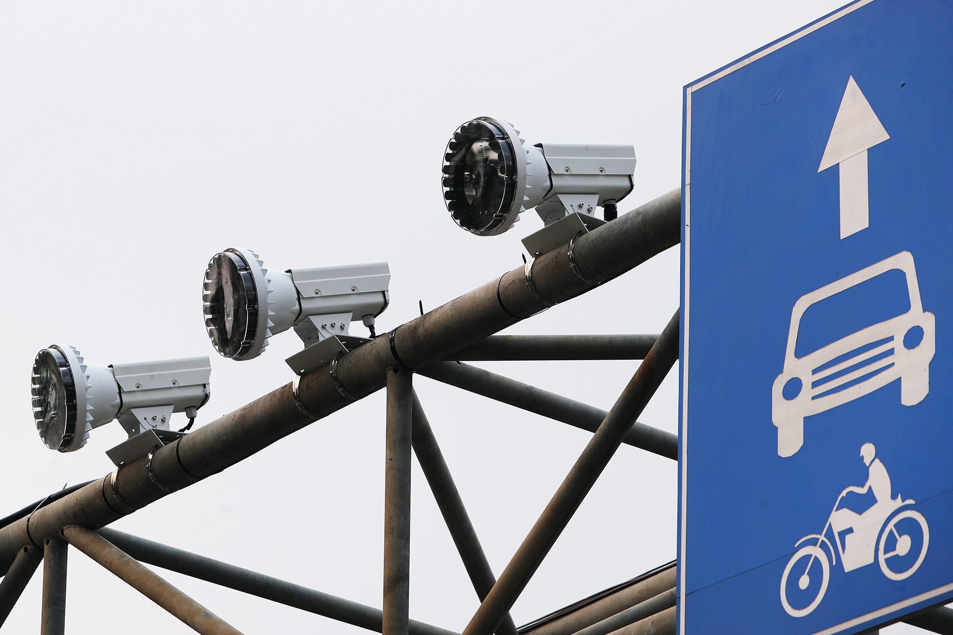 Hà Nội: Dàn camera AI nháy sáng liên tục vào buổi tối trên đường Võ Chí Công