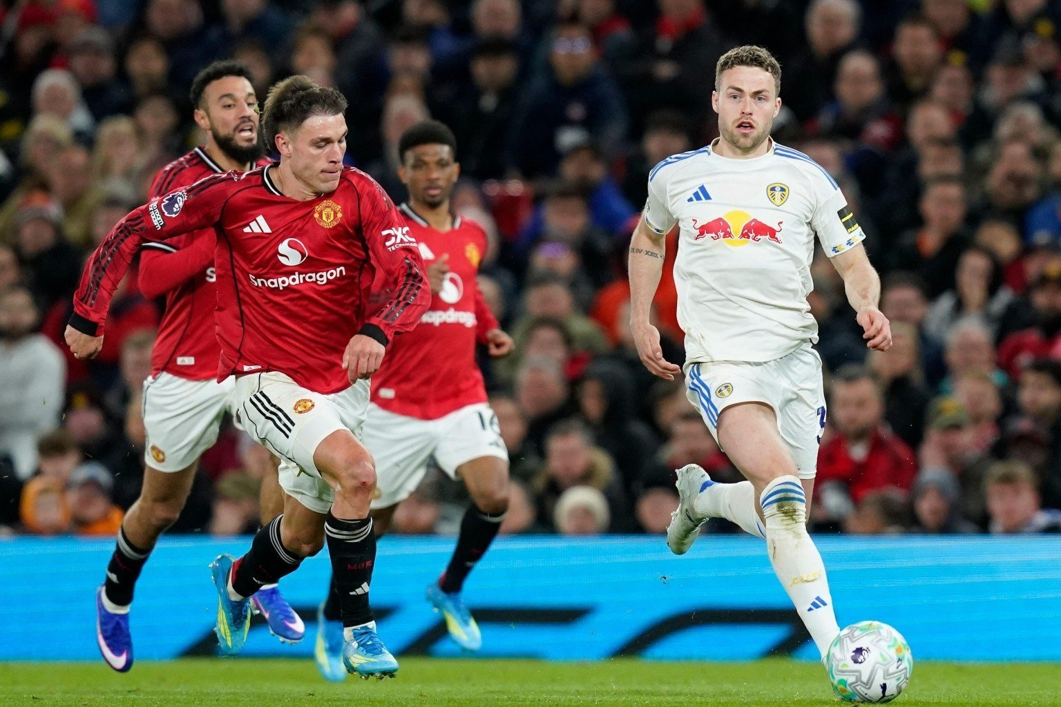 CĐV phẫn nộ với lời nguyền 'Ugarte ra sân là MU thua trận'